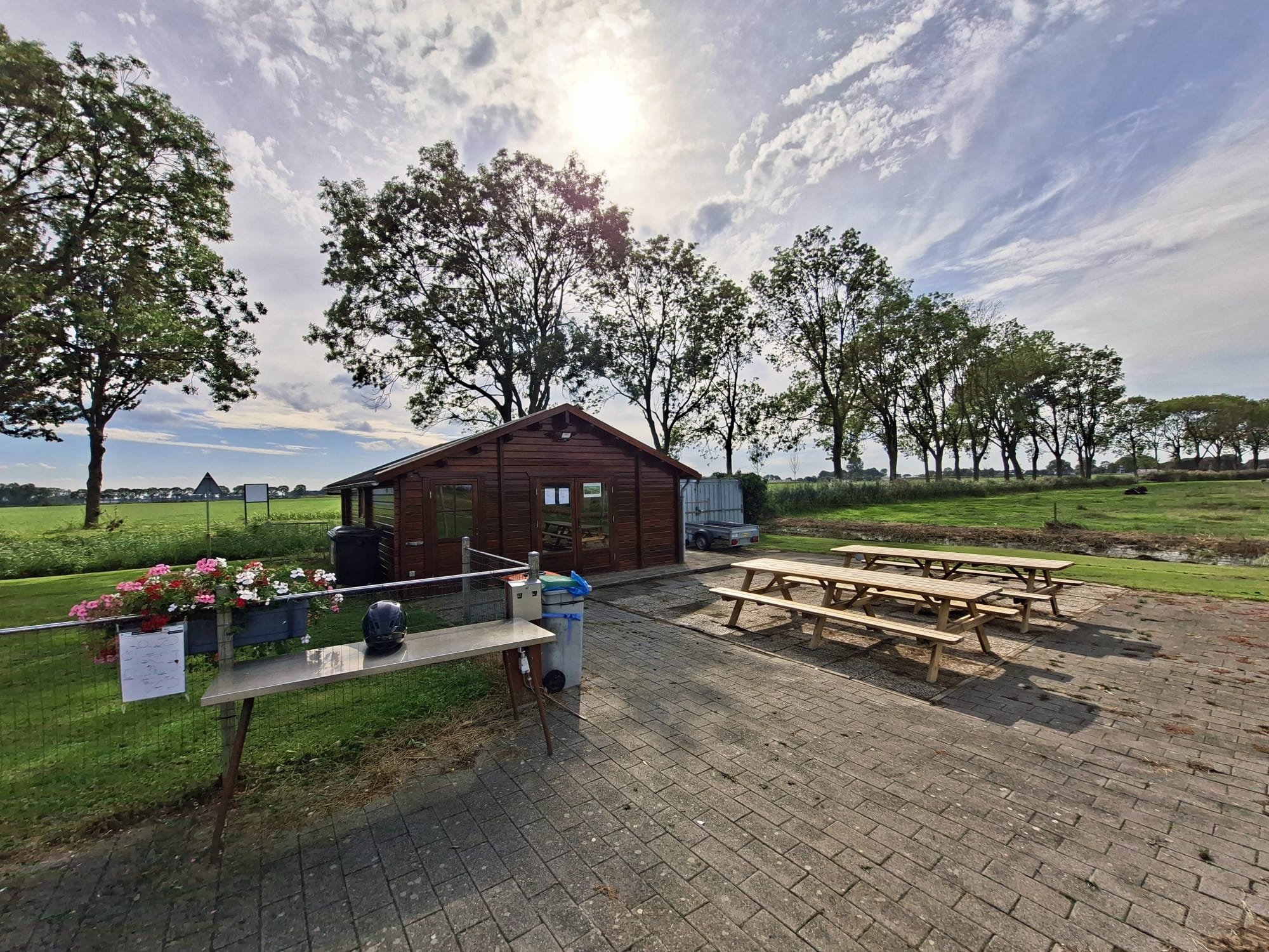 Clubgebouw met terras en picknicktafels